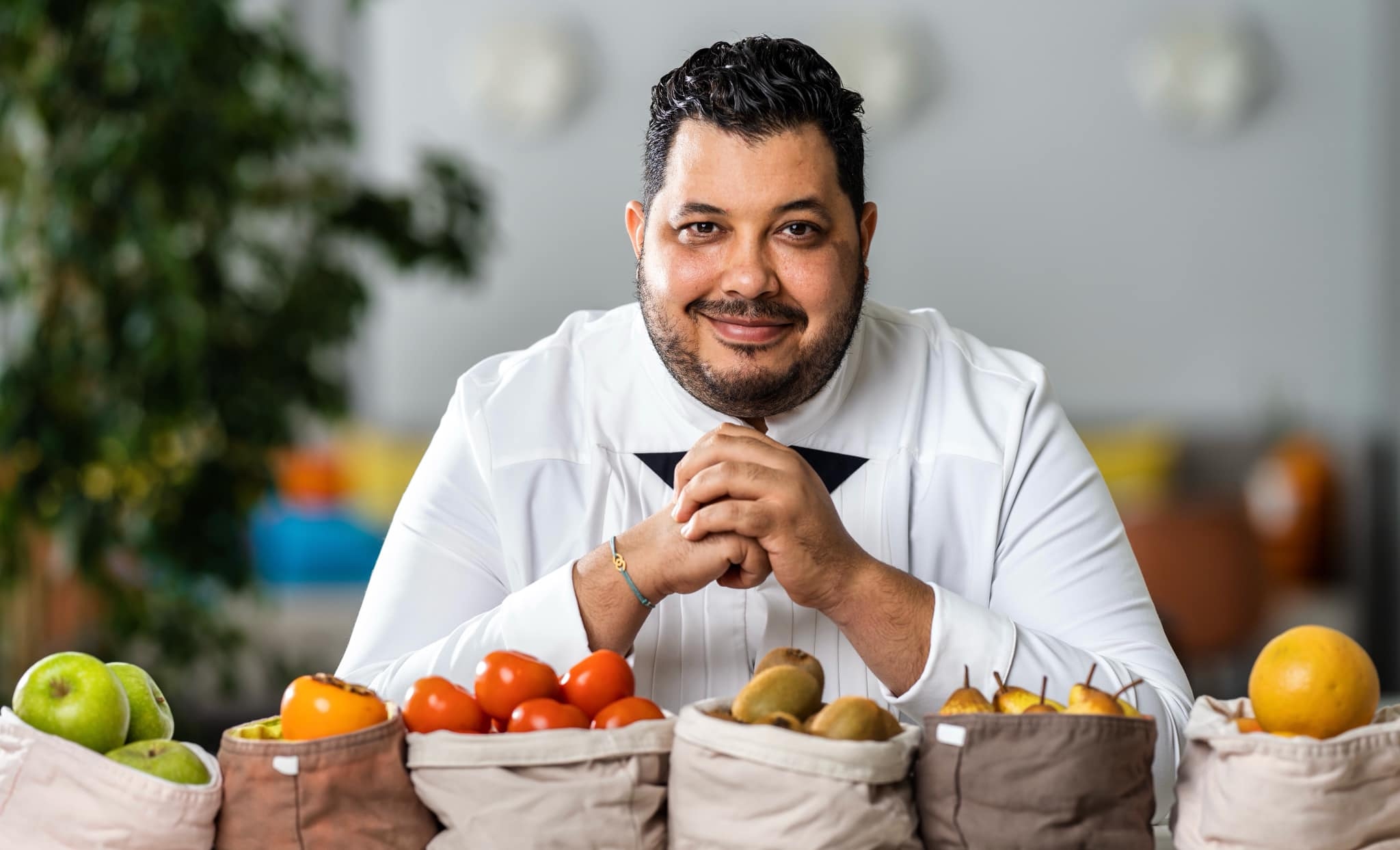 Chef Tarik presentando un plato fusión