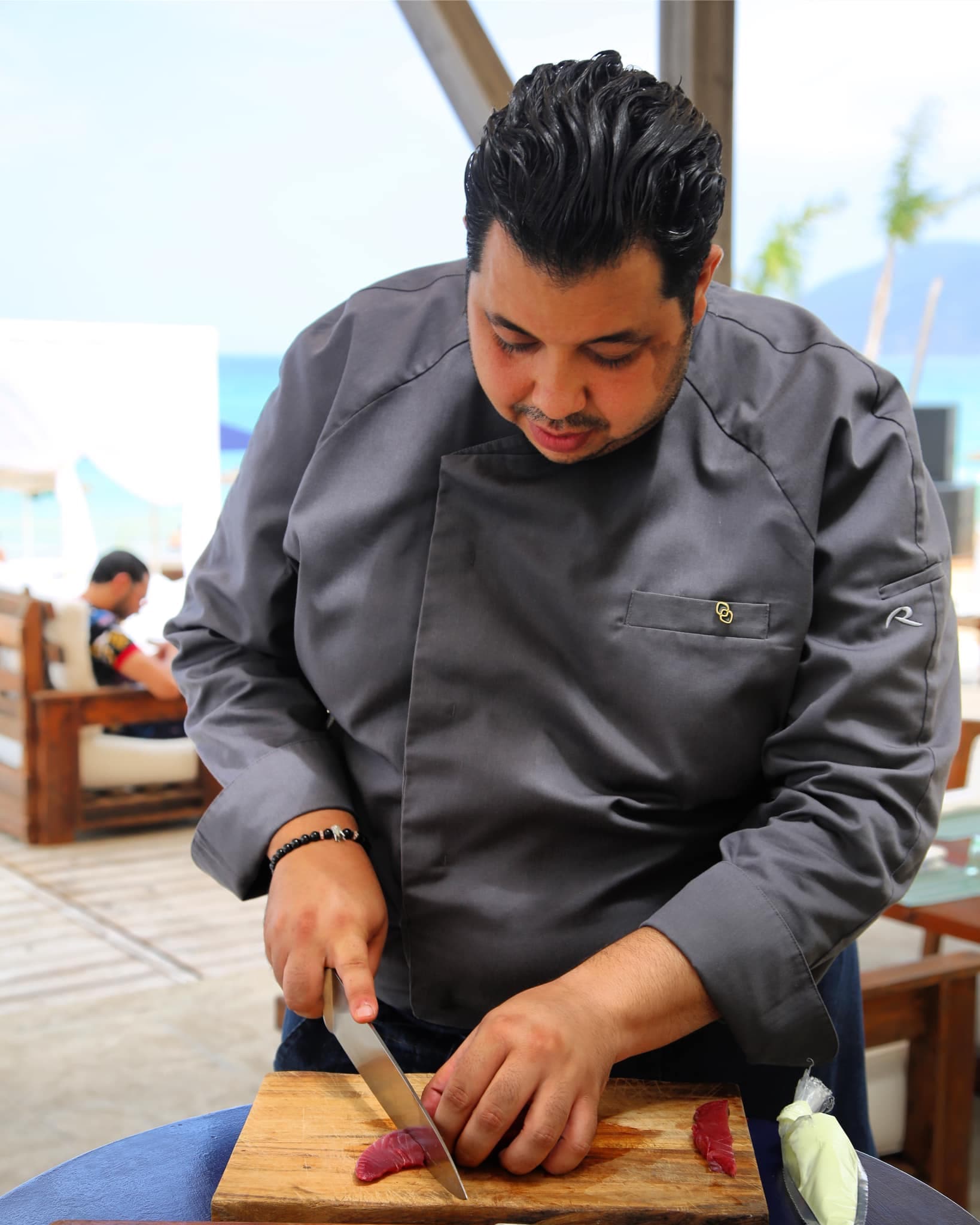 Chef Tarik emplatando un plato de fusión internacional