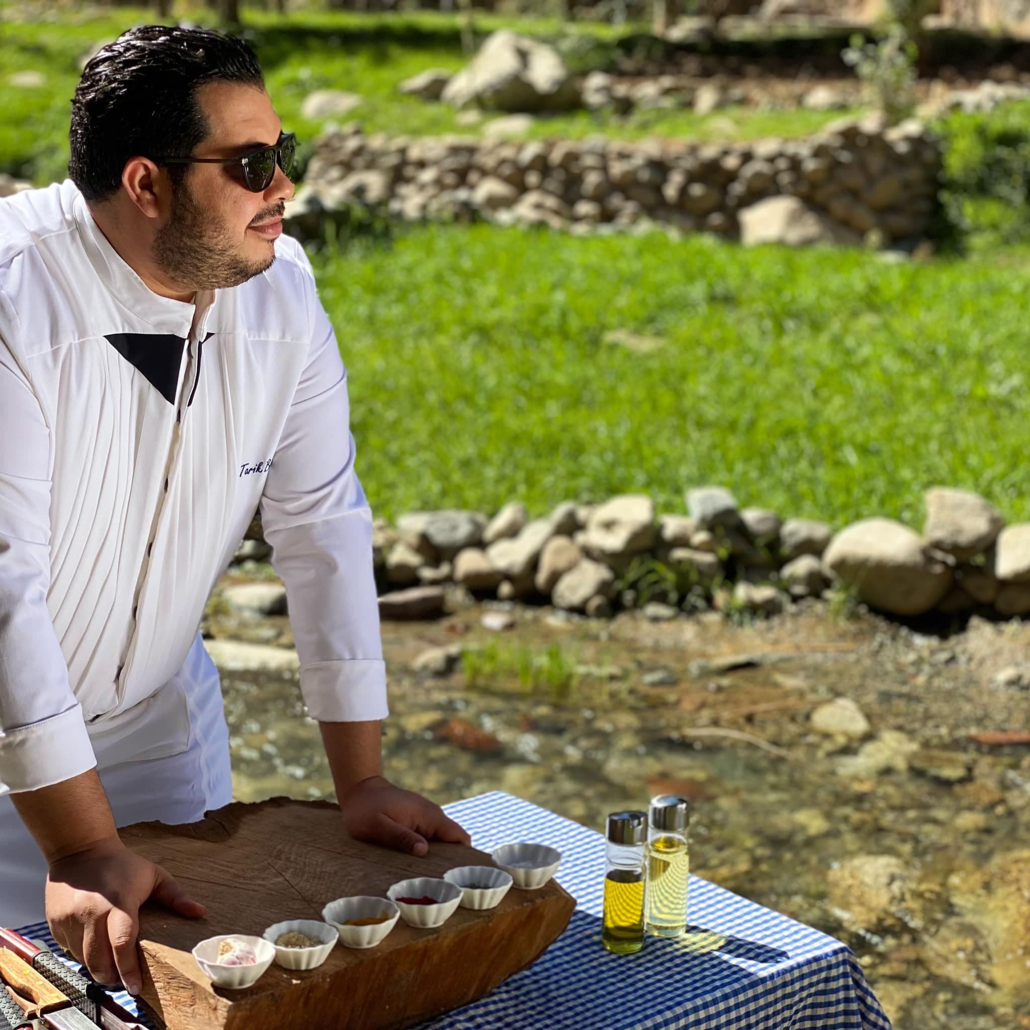 Chef Tarik impartiendo una clase de cocina