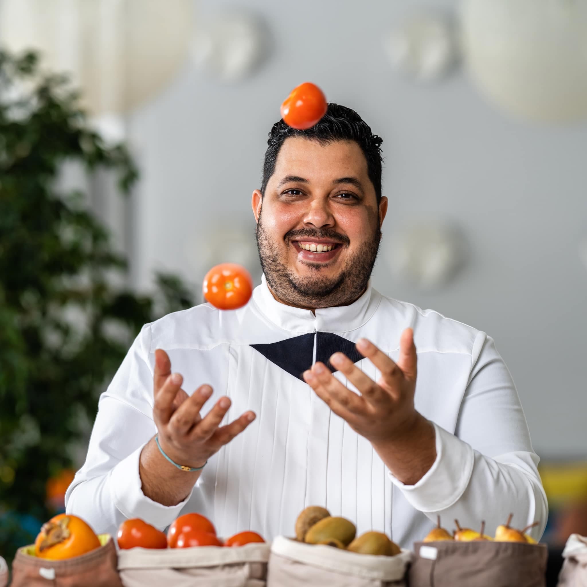 Chef Tarik sélectionnant des ingrédients frais au marché